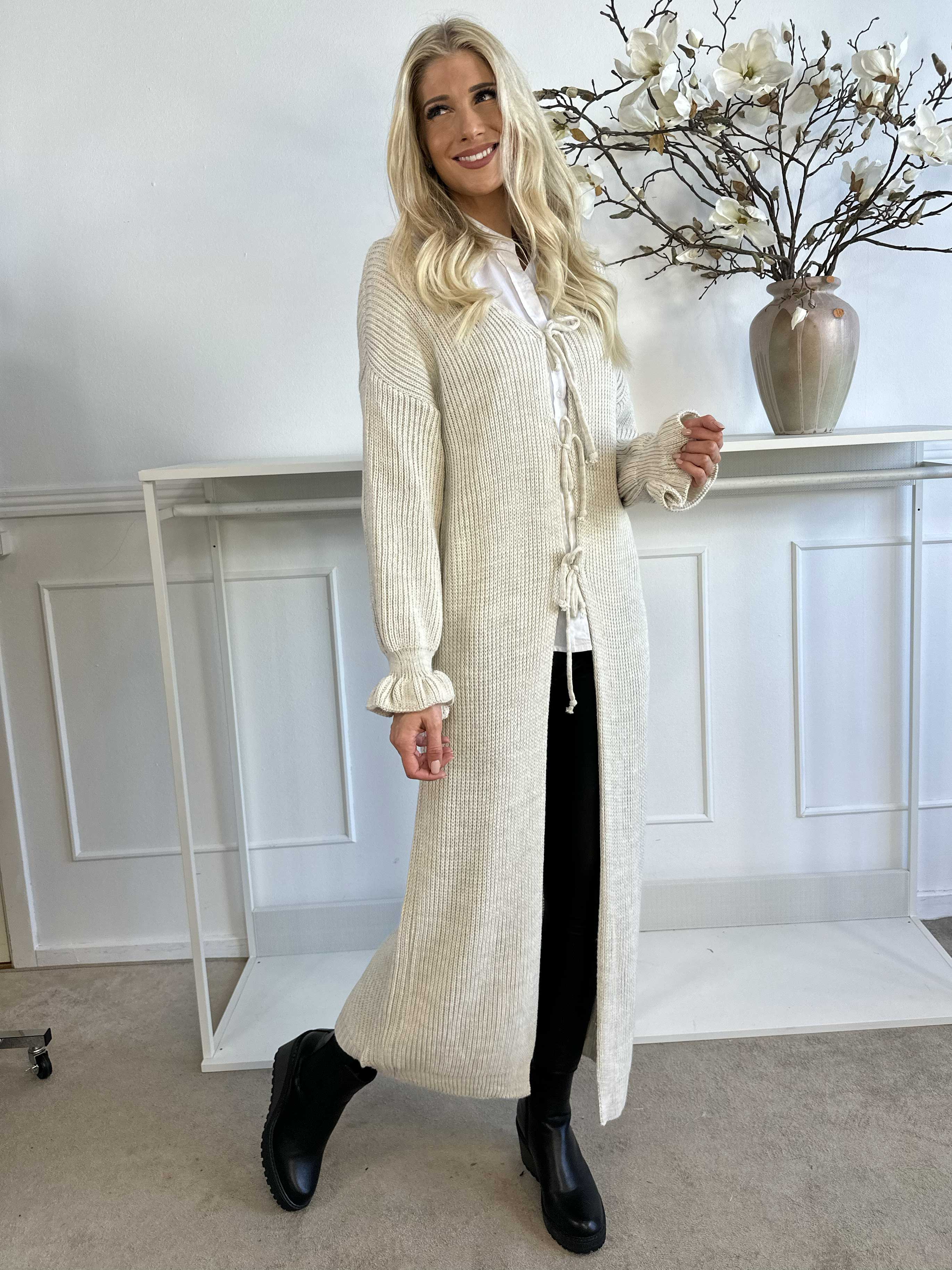 Catalina - Lang strikcardigan med sløjfer og flæsekant